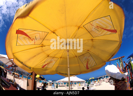 St Martin Antilles Caraïbes Orient Beach parasol jaune Banque D'Images