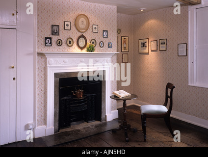 Maison de Jane Austen. Jane Austen's table pour écrire dans le salon, Chawton, Hampshire, England, UK Banque D'Images