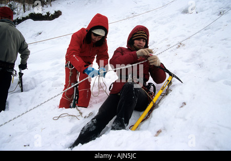 Leçon d'alpinisme pratique à l'alpinisme et de l'Association lettone de voyage au Parc National de Gauja LACA Lettonie Banque D'Images