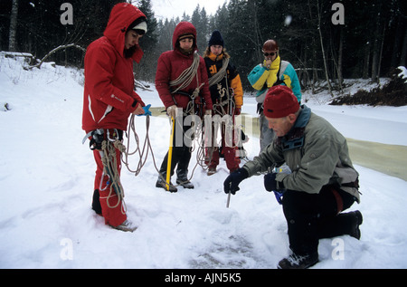 Leçon d'Alpinisme comment utiliser la glace crochet à l'alpinisme et de l'Association lettone de voyage Parc National de Gauja LACA en Lettonie Banque D'Images