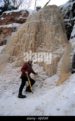 La formation à l'alpinisme et l'Alpinisme Letton Travel Association LACA à Dzilnas falaise dans le Parc National de Gauja Lettonie Banque D'Images