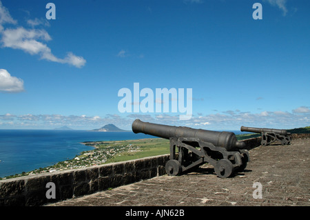 St Kitts Caraïbes Antilles Canon avec la forteresse de Brimstone Hill St Eustache et Saba en arrière-plan Banque D'Images