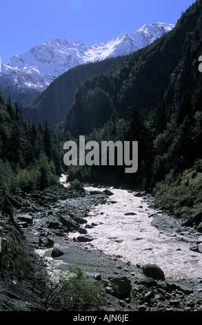 Décor d'Himalaya à Marsyangdi riverside en zone de conservation de l'Annapurna au Népal Banque D'Images