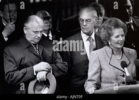 Mikhail Gorbachev vérifie au cours de son temps Kremlin 1989 visite à Londres. Banque D'Images