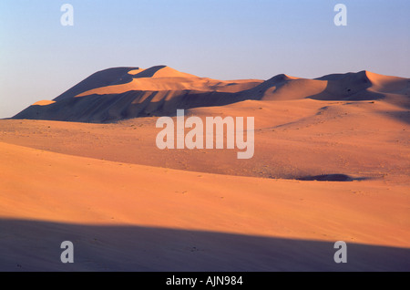 Le Chant des dunes de sables bitumineux deset géant sur le bord de la désert de Taklamakan Dunhuang Gansu province nord-ouest de la Chine Banque D'Images
