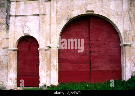 Portes de bâtiments agricoles dans la région du Périgord de France. La Benechie, près de l'Perigeaux. Banque D'Images