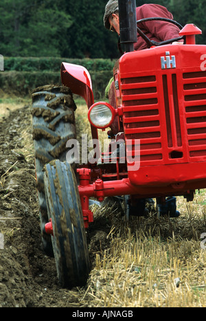 Concurrent et Harvestor International le tracteur à un concours de labour pour machines vintage. Llandinam, Powys, Pays de Galles. Banque D'Images