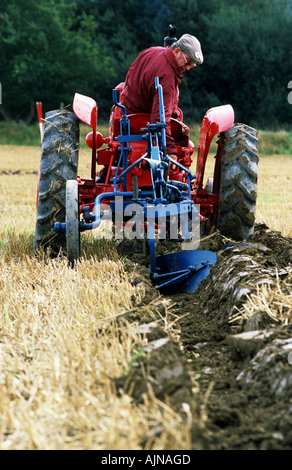 Concurrent et Harvestor International le tracteur à un concours de labour pour machines vintage. Llandinam, Powys, Pays de Galles. Banque D'Images