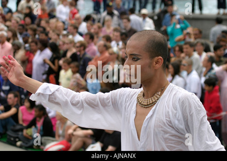 Akademi effectuant sur Trafalgar Square London UK Banque D'Images