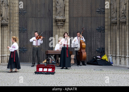 Des musiciens en face de la cathédrale Notre-Dame à Anvers, Belgique Banque D'Images