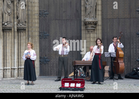 Des musiciens en face de la cathédrale Notre-Dame à Anvers, Belgique Banque D'Images