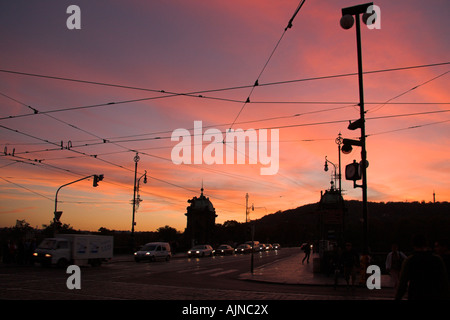 Le coucher du soleil, les câbles de tramway, Prague, République Tchèque, Europe Banque D'Images