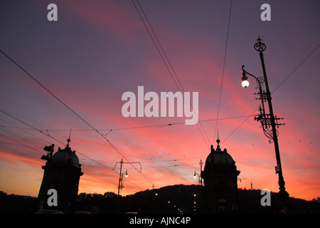 Le coucher du soleil, les câbles de tramway, Prague, République Tchèque, Europe Banque D'Images