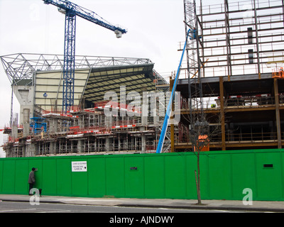 Man with dog se penche sur des travaux au stade de rugby de Twickenham, à Twickenham, près de Londres, Angleterre Banque D'Images