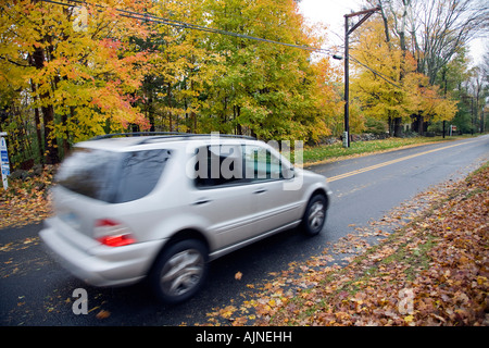 Quatre par quatre véhicule sur une route secondaire à l'automne, New York, USA Banque D'Images