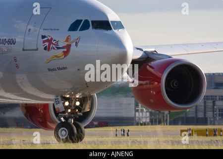 Virgin Atlantic Airways Airbus A340-642 le roulage pour le départ à l'aéroport Heathrow de Londres, UK Banque D'Images