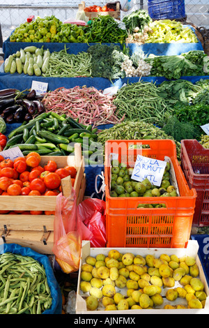 Bazar turc Pazar (marché aux légumes de plein air) Péninsule de Bodrum Turquie Mugla épices plantes produits coton vêtements fruits melons Banque D'Images