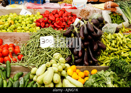 Bazar turc Pazar (marché aux légumes de plein air) Péninsule de Bodrum Turquie Mugla épices plantes produits coton vêtements fruits melons Banque D'Images