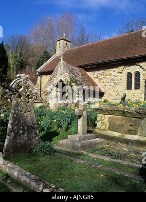 Ancienne église St Boniface au printemps Bonchurch Isle de Blanc England UK Banque D'Images