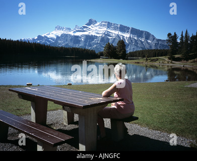 Aire de pique-nique par deux JACK LAKE en été avec le Mont Rundle enneigés au-delà de Banff Alberta Canada Banque D'Images