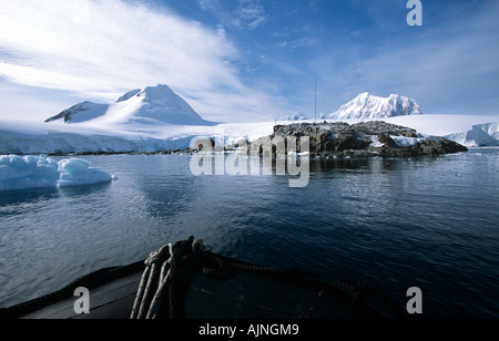 L'approche de zodiaque Port Lockroy une fois par WW2 British Gare maintenant un bureau de poste Péninsule Antarctique Antarctique Banque D'Images