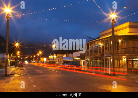 Rue principale à Reefton nuit Hémisphère Sud Première Street Lights 1888 Côte ouest de l'île du Sud Nouvelle-Zélande Banque D'Images