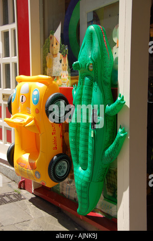 Des jouets de plage gonflables à l'extérieur d'une boutique, UK Banque D'Images