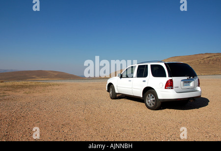 Véhicule SUV s'est arrêté à côté de l'autoroute Beartooth, Wyoming, USA Banque D'Images