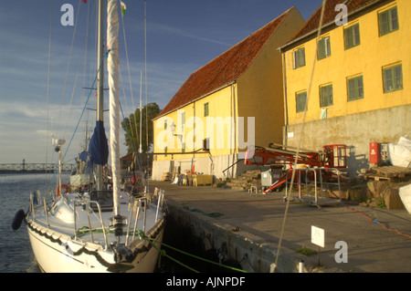 Un yacht dans le port de Christianso Island près de Bornholm Danemark Banque D'Images