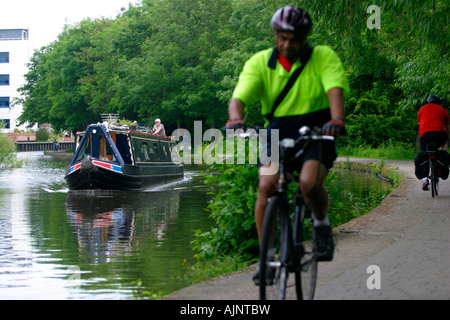 Nottingham Beeston, canal Barge Canal motoring vers castle lock, cyclist Banque D'Images