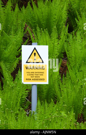 Signe de danger de mystification dans la forêt Banque D'Images