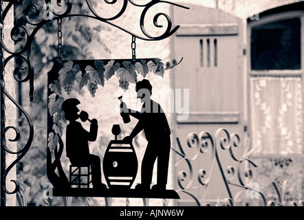 Dégustation VIN FRANCE SIGNE sign en fer forgé à l'extérieur petite vinerie artisanale bourguignonne, invitant la dégustation du vin. Bourgogne, France Banque D'Images