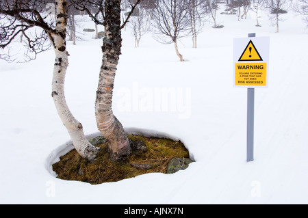 Signe de danger de mystification dans la forêt Banque D'Images