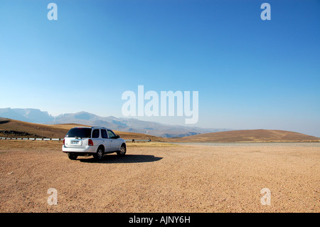 Véhicule SUV s'est arrêté à côté de l'autoroute Beartooth, Wyoming, USA Banque D'Images