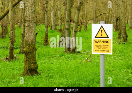 Signe de danger de mystification dans la forêt Banque D'Images