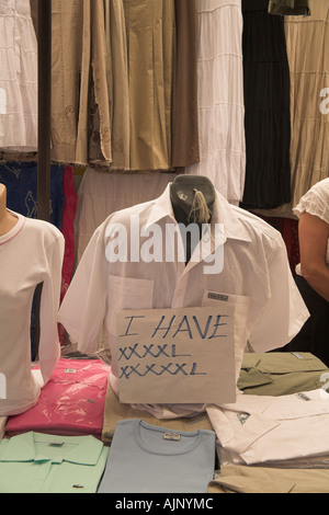 Photographie de stock de décrochage du marché de l'habillement dans Kalkan Turquie la vente de fausses étiquettes concepteur Banque D'Images