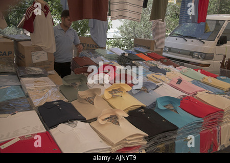 Photographie de stock de décrochage du marché de l'habillement dans Kalkan Turquie la vente de faux vêtements de marque Banque D'Images