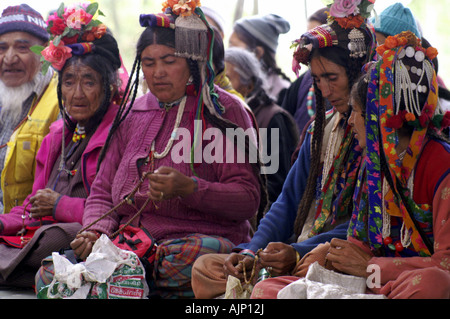 Les personnes âgées bouddhistes d'habit traditionnel prier dans le monastère de Phyang, Ladakh, Inde Banque D'Images