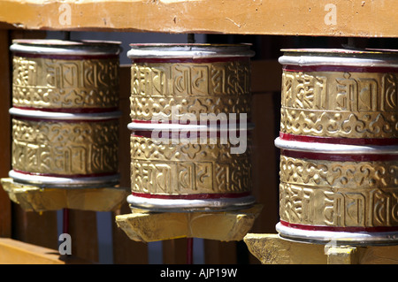 Trois roues de prière bouddhiste tibétain dans le monastère de Thiksey, Ladakh, Inde Banque D'Images