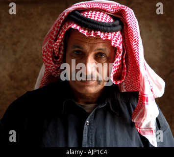 Portrait de protection avec Keffieh rouge et blanc Citadelle Amman Jordanie Banque D'Images