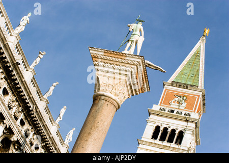 Italie Vénétie Venise Saint Marc District Colonne de San Teodoro en Piazzetta avec clocher Campanile sur la Piazza San Marco Banque D'Images