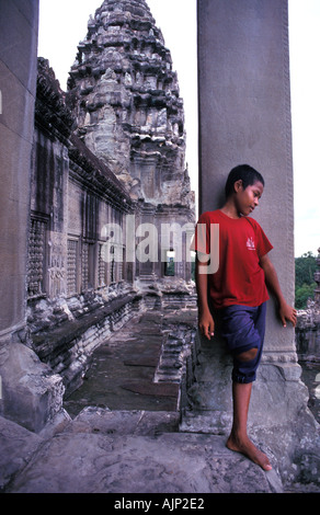 Portrait d'un jeune garçon qui a perdu sa jambe dans un accident de mines travaille maintenant comme guide les niveaux supérieurs d'Angkor Wat au Cambodge Banque D'Images