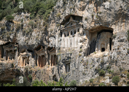 Photographie de tombeaux lyciens de Kaunos sur la rivière Dalyan Banque D'Images