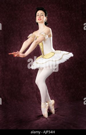 Ballerine dans un costume de ballet blanc et jaune Banque D'Images