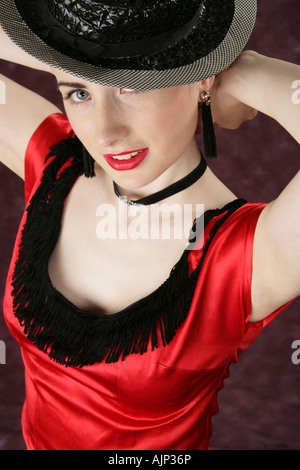 Un Pin Up Girl in a Black Hat et Red Dress Banque D'Images