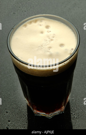 Verre de bière Guiness bière lager SUR FOND GRIS Banque D'Images