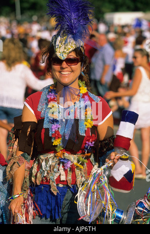 Femme vêtue en costume au 'Tintamarre' célébration à Caraquet, Nouveau-Brunswick, Canada. Banque D'Images