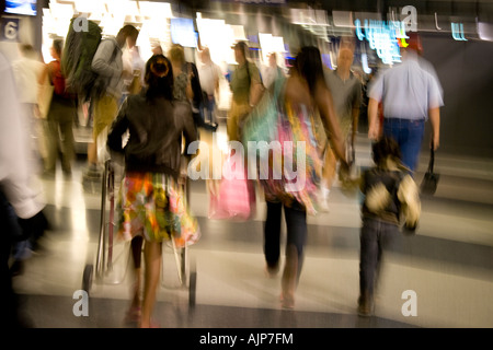 Les gens qui marchent dans un aéroport Banque D'Images