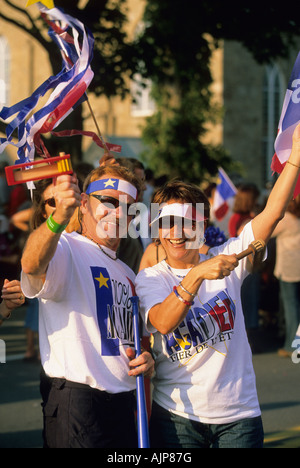Couples célébrant leur culture acadienne à l'assemblée annuelle.' 'Tintamarre de Caraquet, Nouveau-Brunswick. Banque D'Images