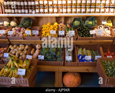 Fruits et légumes frais et des conserves en vente en UK Farm shop Banque D'Images